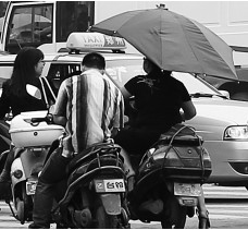 昨日，鄭州市鄭州花園路與農(nóng)業(yè)路交叉口，電動車裝傘埋下安全隱患