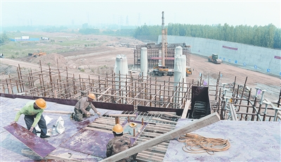 中原西路西南繞城高速公路互通式立交項(xiàng)目已完成總工程量的35%。