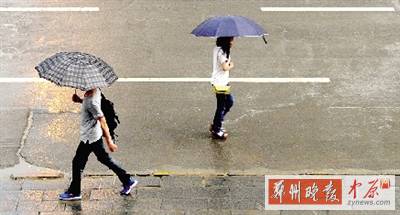 昨天傍晚，市民在雨中行走。