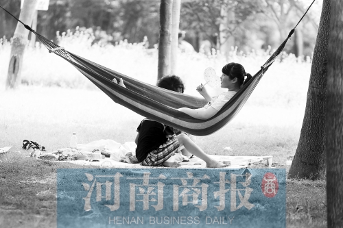 天又熱了起來(lái)，外出游玩，記得防曬哦 記者 趙卓/攝　