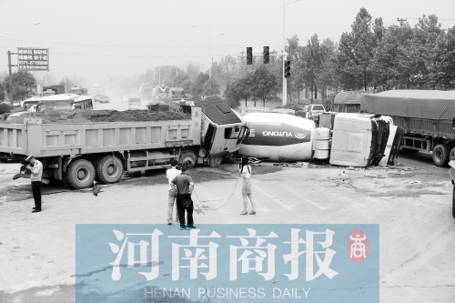 事故現(xiàn)場的附近居民稱，路口的紅綠燈從來沒亮過