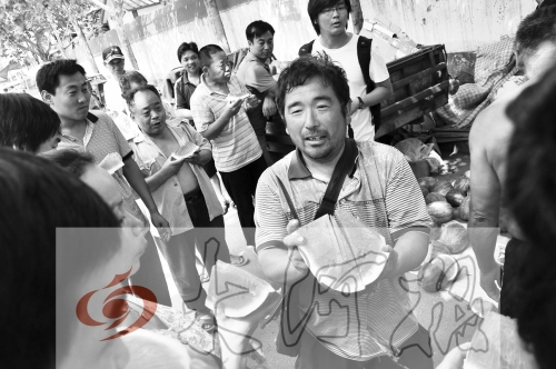 為了表示感謝，陳小立切西瓜分給大家吃。