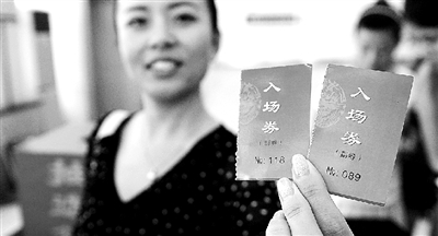 本報記者抽出的兩名消費者代表。