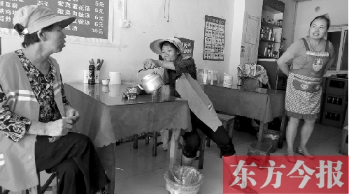 7月30日下午，鄭州市建設(shè)路一家面館老板毋女士，給兩位環(huán)衛(wèi)工端水解暑