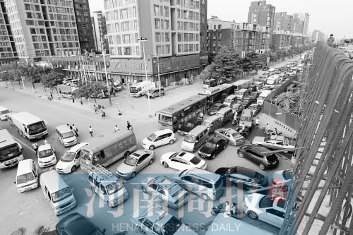 路口四個方向直行、左轉(zhuǎn)交織，車輛相互抵頭，無法正常通行