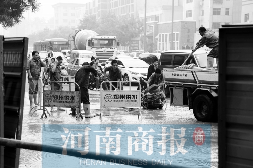 工作人員正在搶修，預(yù)計今晚能恢復(fù)供水