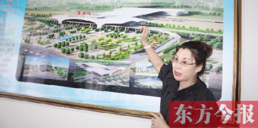 梁園區(qū)高鐵建設(shè)指揮部常務(wù)副指揮長、梁園區(qū)委副書記杜麗亞向記者介紹高鐵站效果圖