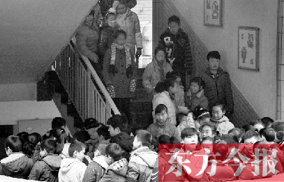 　某小學的學生走下樓梯放學。
