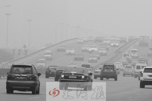 省會(huì)鄭州的霧霾中,機(jī)動(dòng)車(chē)尾氣平均占24%,嚴(yán)重時(shí)占60%。