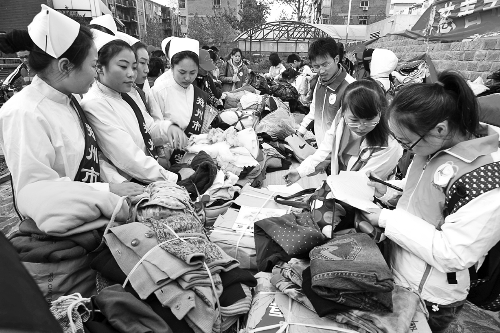 鄭州慈善志愿者暖冬行動(dòng)啟動(dòng)，志愿者將把閑置衣物送給需要的人。