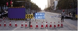 桐柏路西側(cè)，圍擋內(nèi)已經(jīng)不允許汽車通行。