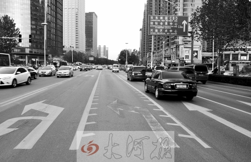 這條畫有多條短斜線的車道就是可變車道，視車流量大小而定，直行車輛多時(shí)它是一個(gè)直行車道，左轉(zhuǎn)車輛多時(shí)它