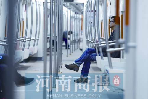 倆小時不出地鐵站，要按全程收費 王春勝/攝