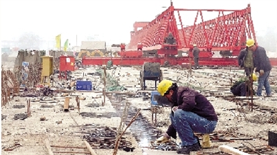正在建設(shè)的鄭登快速通道跨南四環(huán)大橋。