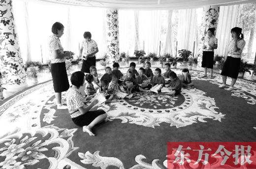 鄭州一幼兒園里的孩子在老師的帶領(lǐng)下讀《論語》。