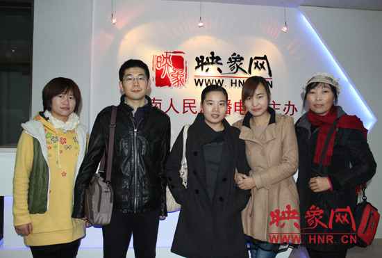 網(wǎng)友出發(fā)前和東方今報(bào)記者劉長(zhǎng)征、河南電臺(tái)新聞廣播記者王巴燕（左二、左三）合影