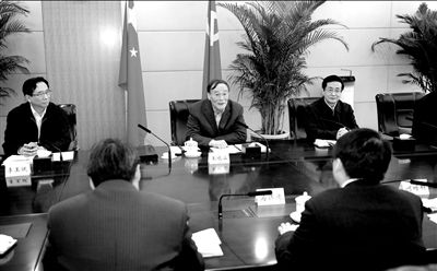 11月30日，中共中央政治局常委、中央紀(jì)委書記王岐山在北京主持召開座談會，聽取專家學(xué)者對黨風(fēng)廉政建設(shè)和反腐敗工作的意見和建議。新華社發(fā)