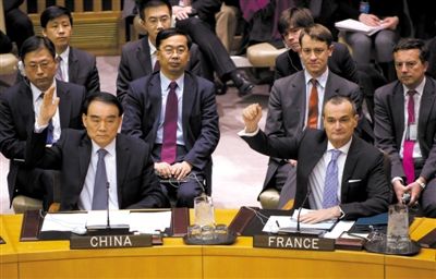 1月22日，紐約，中國常駐聯(lián)合國代表李保東舉手贊成通過對朝鮮制裁決議。
