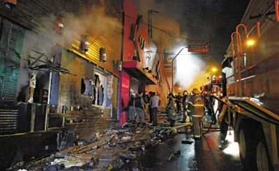 27日凌晨，巴西南里奧格蘭德州圣瑪麗亞市一家夜總會(huì)突發(fā)大火，造成至少245人死亡。圖為消防人員正在現(xiàn)場(chǎng)滅火救援。