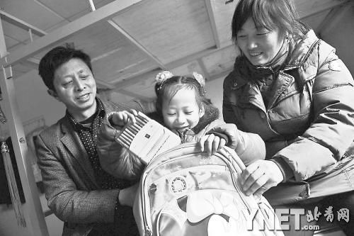 這是范勇一家在北京過得第二個(gè)春節(jié)，小女兒給記者展示習(xí)總書記送的書。