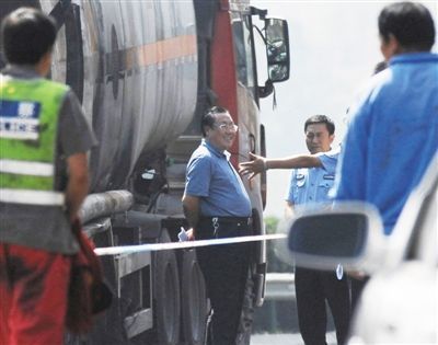 陜西“表哥”楊達才在車禍現(xiàn)場。資料圖