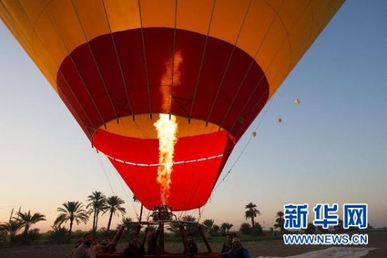 這是2012年2月20日在埃及盧克索拍攝的熱氣球著陸的資料照片。 新華社記者李木子攝