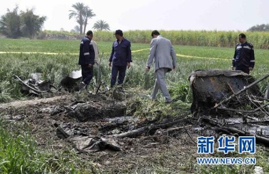 2月26日，在埃及旅游城市盧克索附近，警察和救援人員在發(fā)生熱氣球爆炸事故的現(xiàn)場(chǎng)查看熱氣球殘骸。