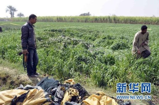 2月26日，在埃及旅游城市盧克索附近，當(dāng)?shù)匕踩藛T在發(fā)生熱氣球爆炸事故的現(xiàn)場(chǎng)查看。