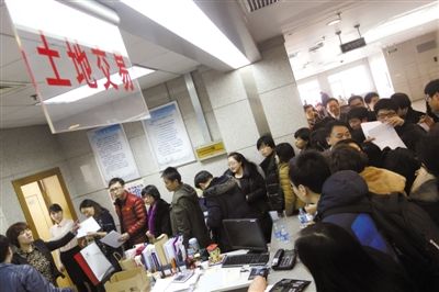 2月28日，北京市土地交易市場，各房地產(chǎn)企業(yè)代表準(zhǔn)備競拍房山、大興、朝陽的13塊土地。