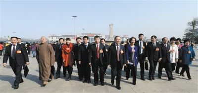 昨日，中國人民政治協(xié)商會議第十二屆全國委員會第一次會議在北京人民大會堂開幕。這是全國政協(xié)委員走向人民大會堂。新華社記者 陳樹根 攝