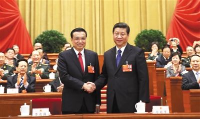 昨日，人大會議投票表決，決定李克強(qiáng)為國務(wù)院總理后，習(xí)近平和李克強(qiáng)親切握手。 新華社記者 蘭紅光 攝