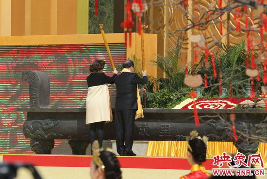 中國(guó)國(guó)民黨副主席蔣孝嚴(yán)及其夫人凈手上香 。映象網(wǎng)記者 邵恰 攝