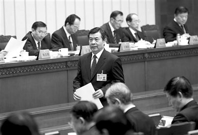 昨日，《消費(fèi)者權(quán)益保護(hù)法》修正案草案首次提交全國(guó)人大常委會(huì)審議，全國(guó)人大常委會(huì)法制工作委員會(huì)主任李適時(shí)作關(guān)于消費(fèi)者權(quán)益保護(hù)法修正案草案的說(shuō)明。