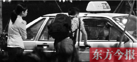 5月1日，記者夜探鄭州火車東站黑出租車，司機(jī)告知記者不打表40元，記者上車錄音取證