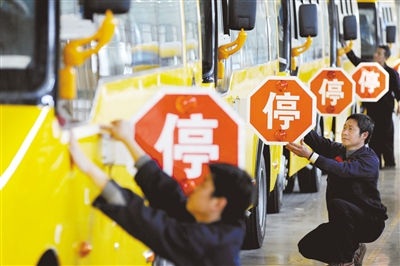 4月28日，江西上饒，江西博能上饒客車員工正在為銷往廣東客戶的訂單大鼻子校車做最后的質(zhì)量安檢。圖/CFP