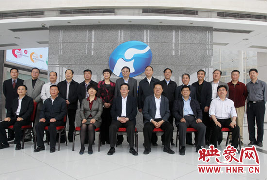 郭庚茂等省領(lǐng)導(dǎo)與省廣電局、河南電視臺的同志們合影