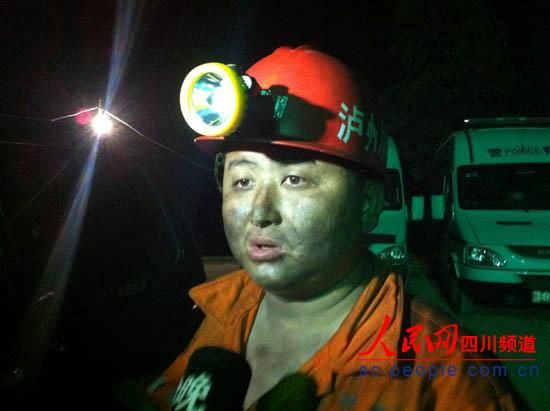 救援隊員出井時，滿臉煤灰，顯得十分疲憊。圖片為唐宗銀的隊友。（記者　李平　攝）