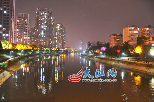 夜幕下的玉帶河，風(fēng)景很好，但是臭氣熏天。