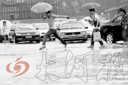 鄭州經(jīng)三路與北環(huán)交叉口處，積水較深，行人們不得不“練輕功”。 記者 白周峰 攝影