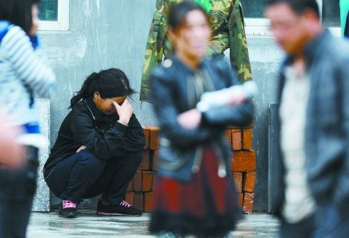 一名失蹤員工的家屬在失蹤人員信息登記處前哭泣。