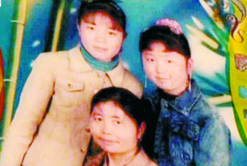 兩個女兒已長大成人,妻子也已歸來,這個分離12年的家庭,離幸福越來越近(翻拍)。
