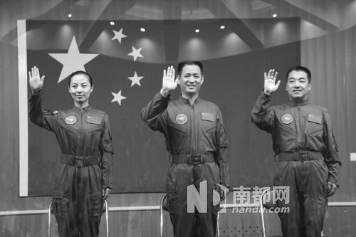 神舟十號(hào)航天員王亞平(左)、聶海勝(中)、張曉光(右)。 新華社發(fā)