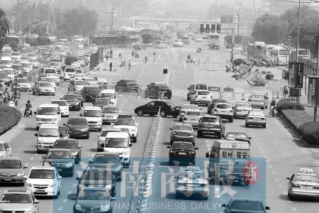 花園路封道施工，通行不暢 王春勝/攝