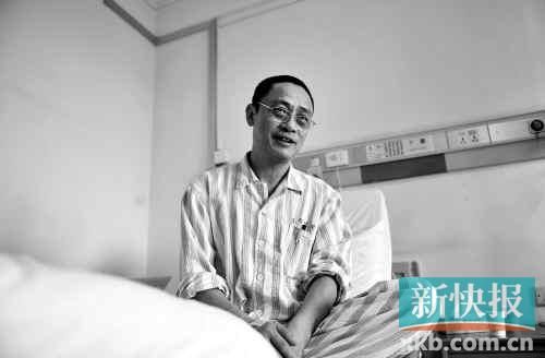 在病床上,趙海濱看起來(lái)比原先照片里消瘦了很多,雖然戴著一副近視眼鏡,卻掩飾不住鏡框后面發(fā)黑的眼圈。新快報(bào)記者孫毅/攝