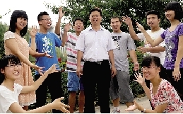 同學們用手臂連成光環(huán)，把班主任老師圍起來，表達對他的敬意和謝意。