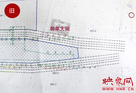 原先圖紙上顯示，在紫荊山路東側(cè)和西側(cè)，各設(shè)計(jì)了4條臨時(shí)通道。