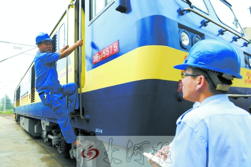 　　首發(fā)車頭以內(nèi)燃機(jī)作牽引，途中車頭、車身都會(huì)換