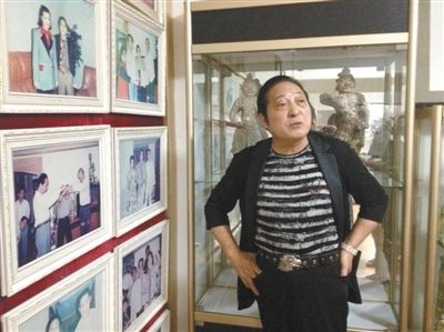 7月17日，王林向記者講述合影背后的故事。王林很樂于展示他和高官、名流的合影，但有官員曾回應(yīng)，合影不代表什么，有時(shí)候只是礙于朋友情面見他一下。新京報(bào)首席記者 張寒
