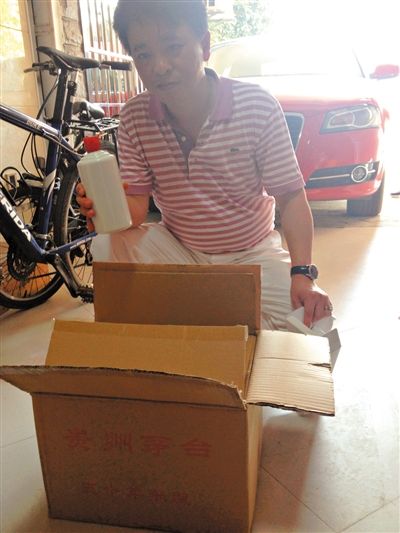 7月19日，王林的“徒弟”鄒勇向記者展示他從王林那里買到的“特供”酒。新京報(bào)首席記者 張寒
