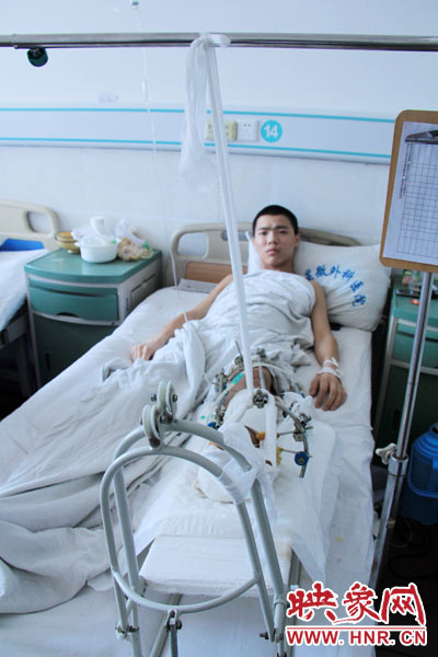 “如果有人肯幫我出4萬元的醫(yī)藥費，我愿意為他免費工作3年，多苦多累都行。”7月26日，躺在病床里上的